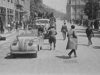 Zagreb, 9. svibnja 1945. godine. Jedna partizanska štabna kola i kamion Opel Blitz zaustavili su se na Kvaternikovom trgu.jpg